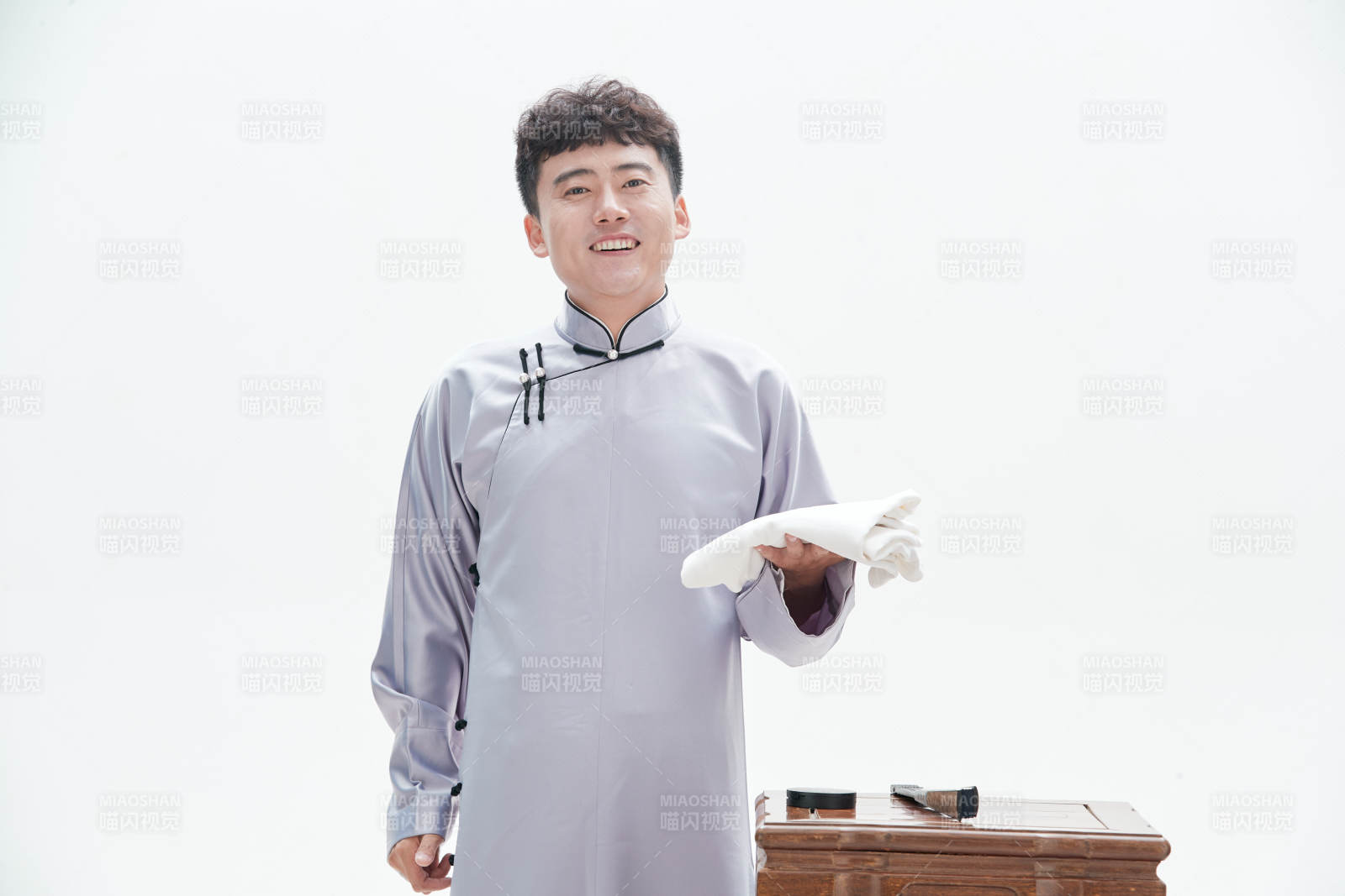 中国传统曲艺单口相声表演艺术形象图片