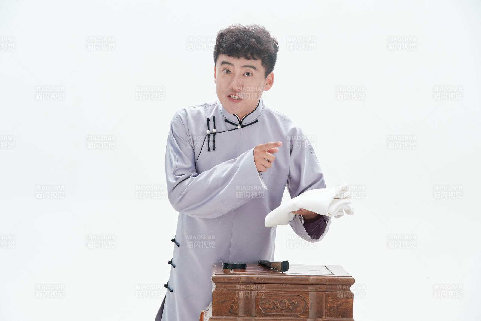 中国传统曲艺单口相声表演艺术形象图片