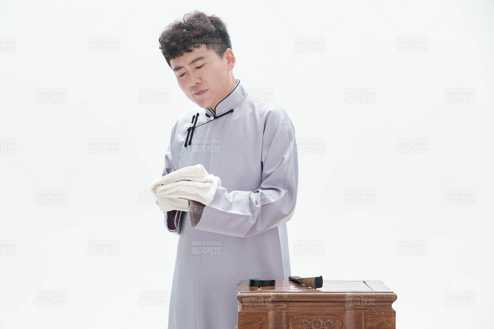 中国传统曲艺单口相声表演艺术形象图片