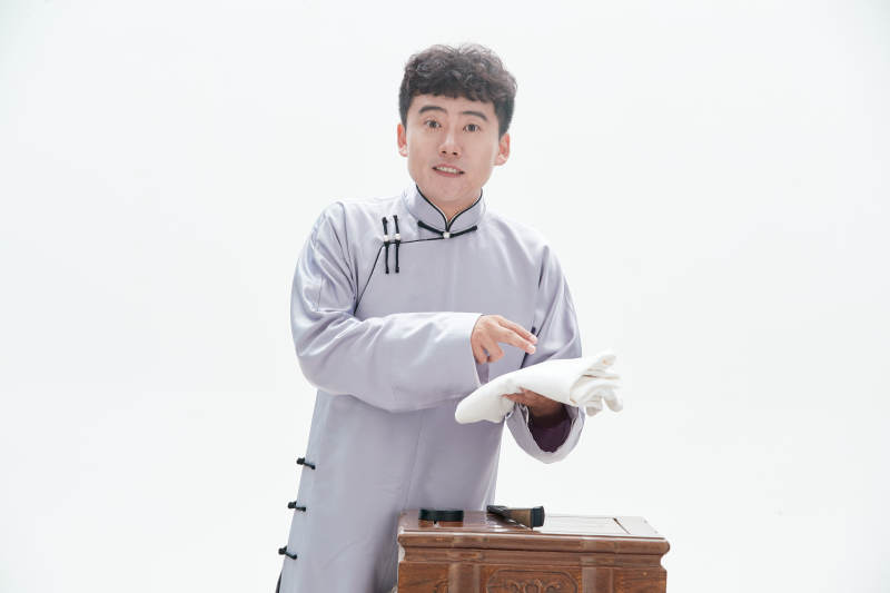 中国传统曲艺单口相声表演艺术形象图片