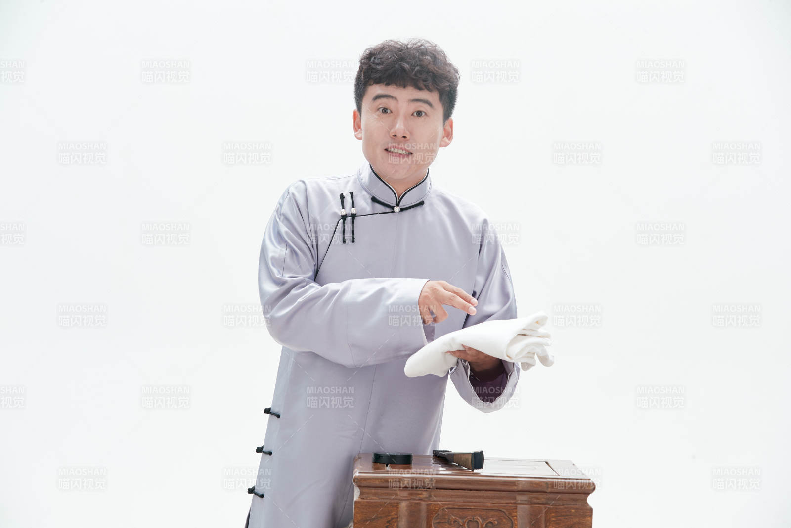 中国传统曲艺单口相声表演艺术形象图片