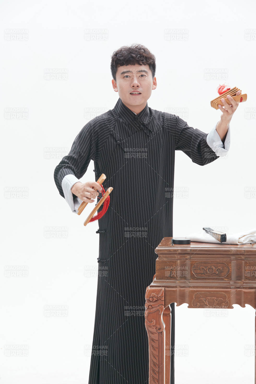 中国传统曲艺竹板书表演艺术形象图片