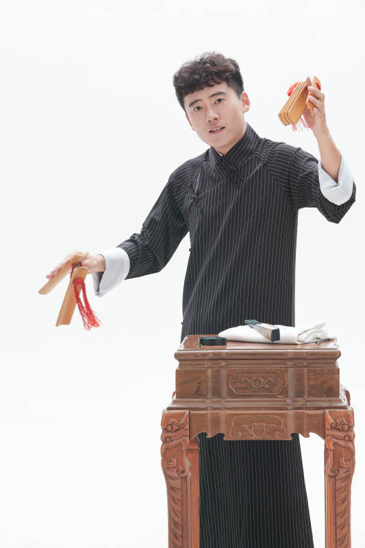 中国传统曲艺竹板书表演艺术形象图片