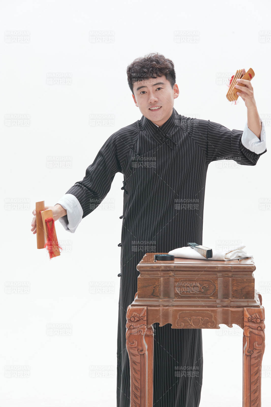 中国传统曲艺竹板书表演艺术形象图片