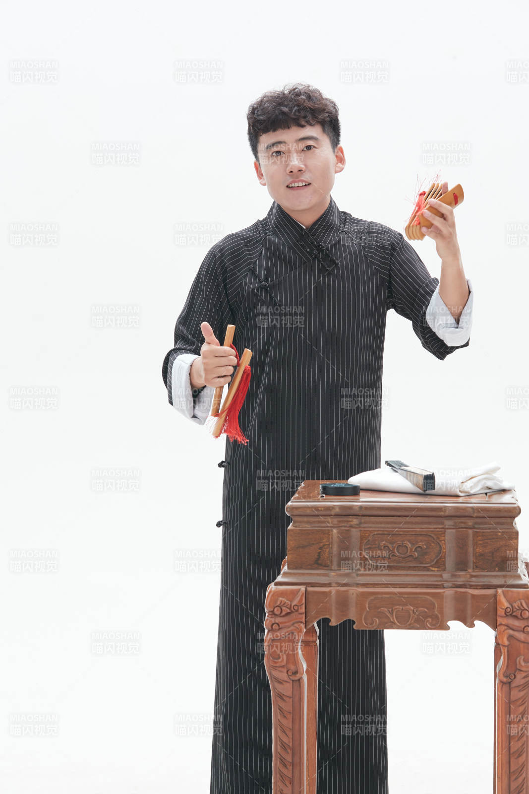 中国传统曲艺竹板书表演艺术形象图片