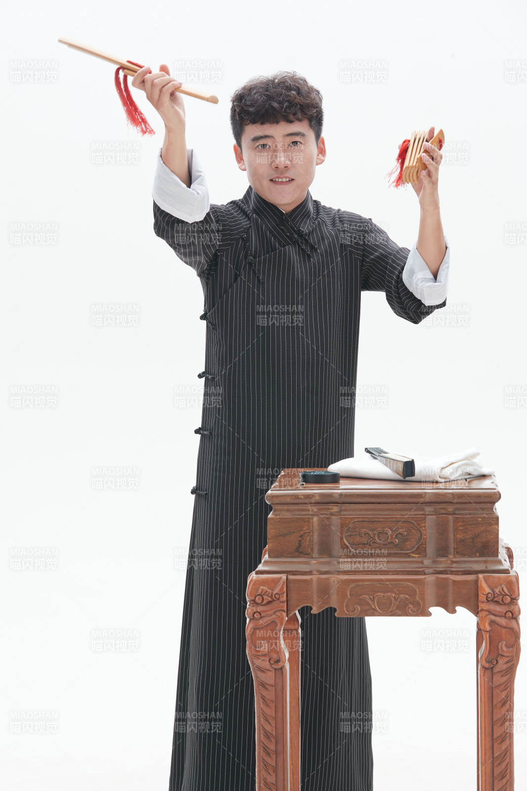 中国传统曲艺竹板书表演艺术形象图片