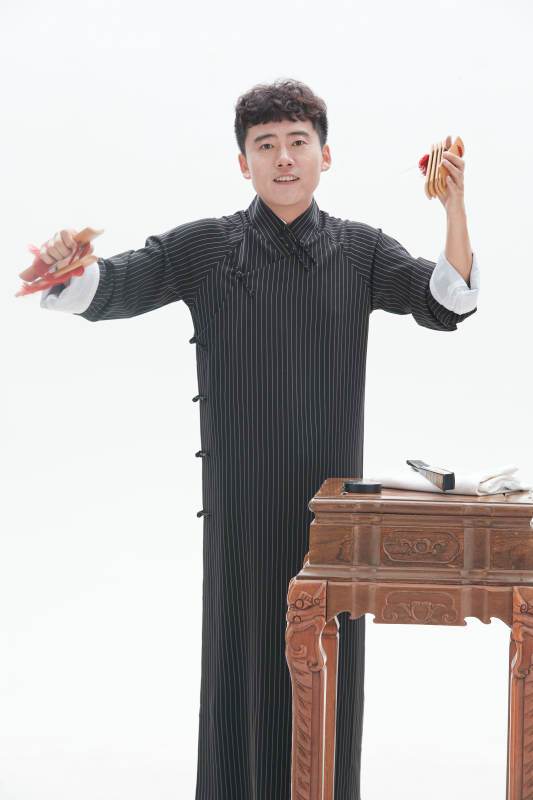 中国传统曲艺竹板书表演艺术形象图片