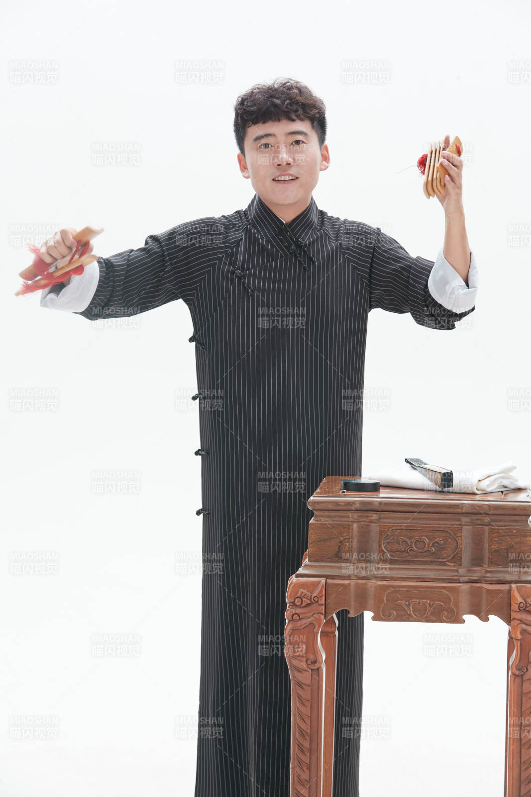 中国传统曲艺竹板书表演艺术形象图片