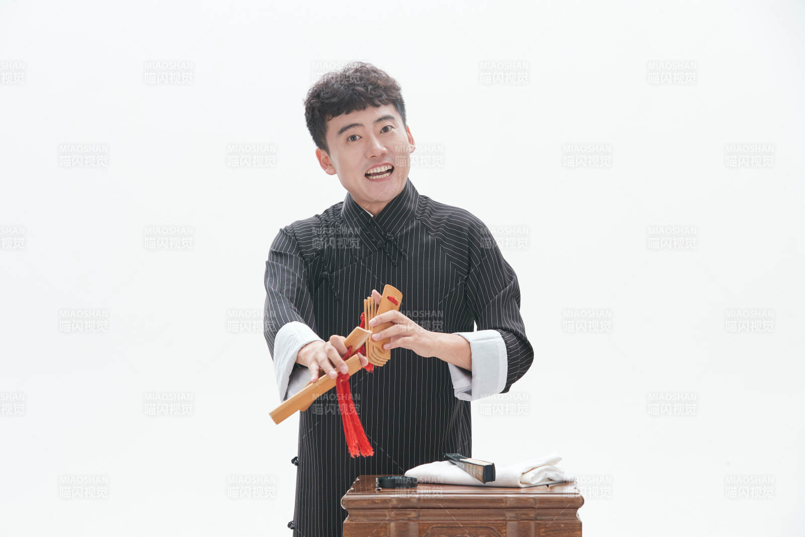 中国传统曲艺竹板书表演艺术形象图片