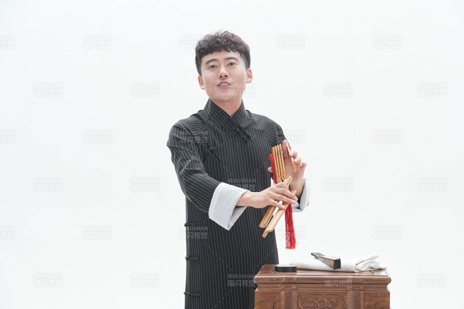 中国传统曲艺竹板书表演艺术形象图片