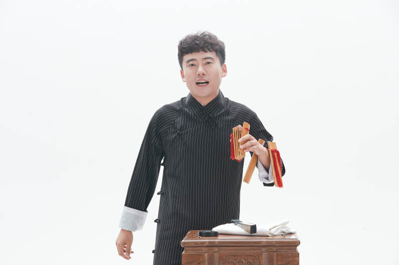 中国传统曲艺竹板书表演艺术形象图片