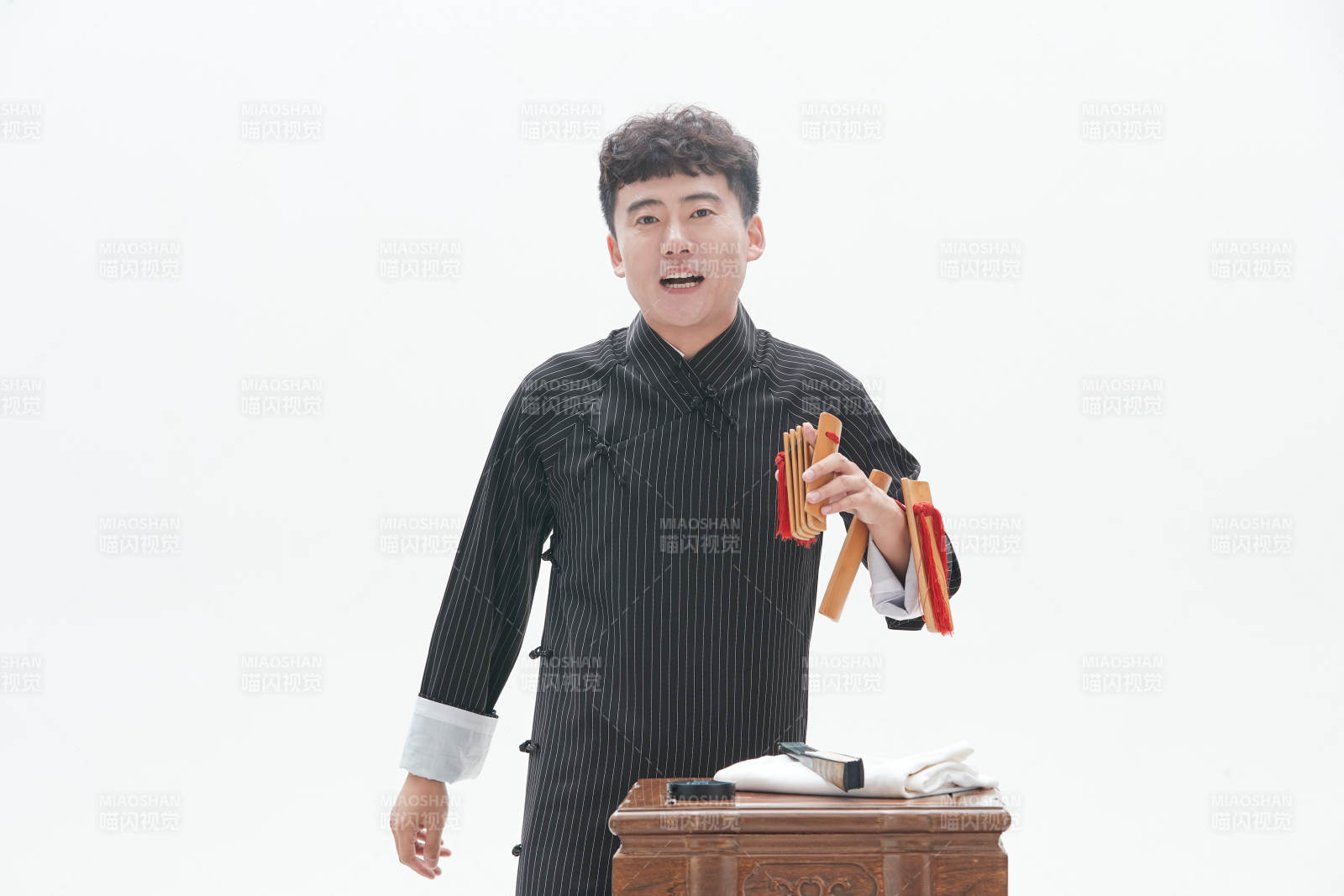 中国传统曲艺竹板书表演艺术形象图片