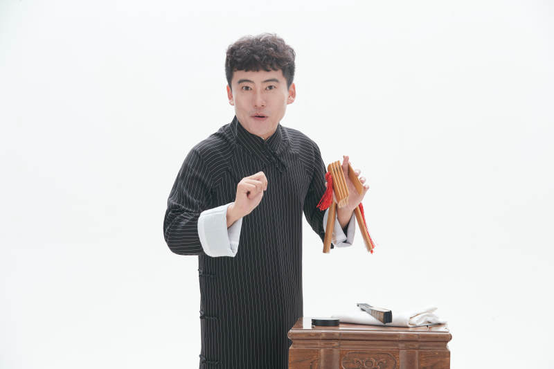 中国传统曲艺竹板书表演艺术形象图片