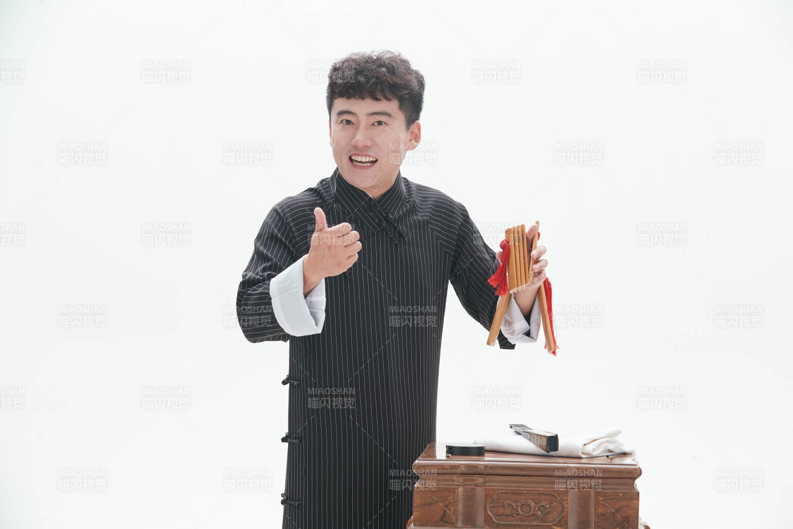 中国传统曲艺竹板书表演艺术形象图片