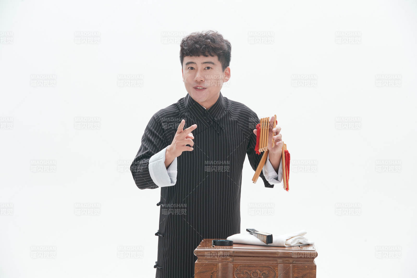 中国传统曲艺竹板书表演艺术形象图片