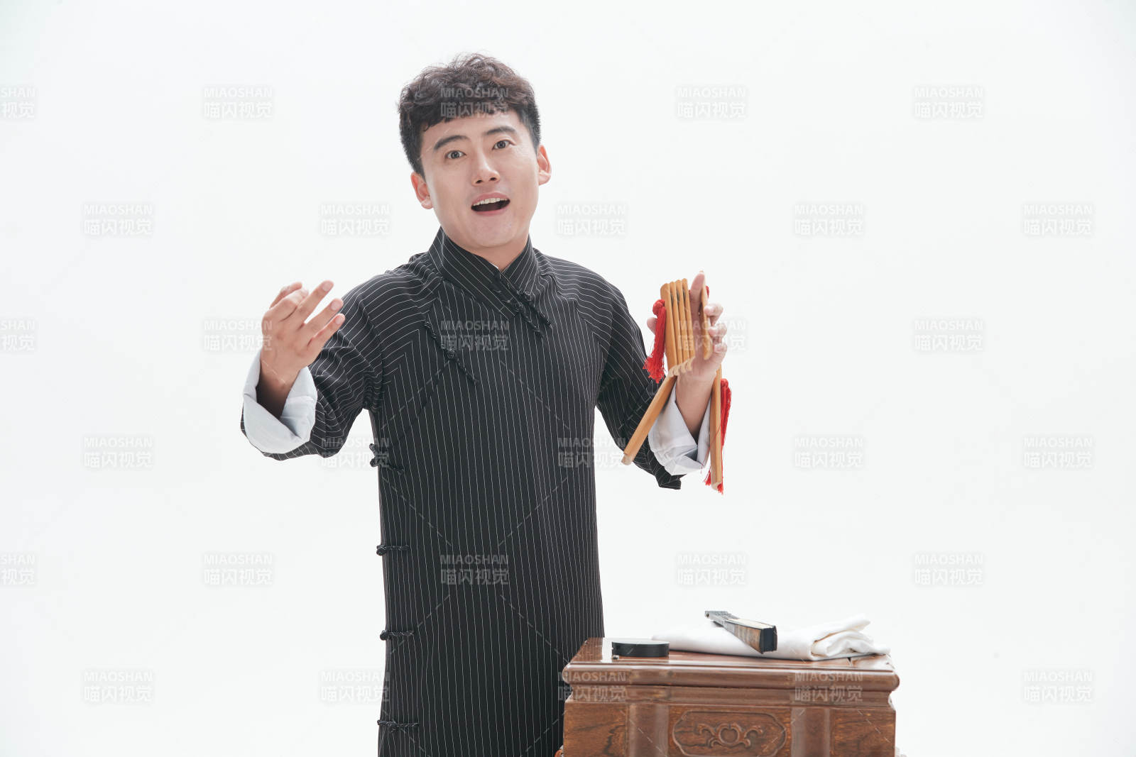 中国传统曲艺竹板书表演艺术形象图片