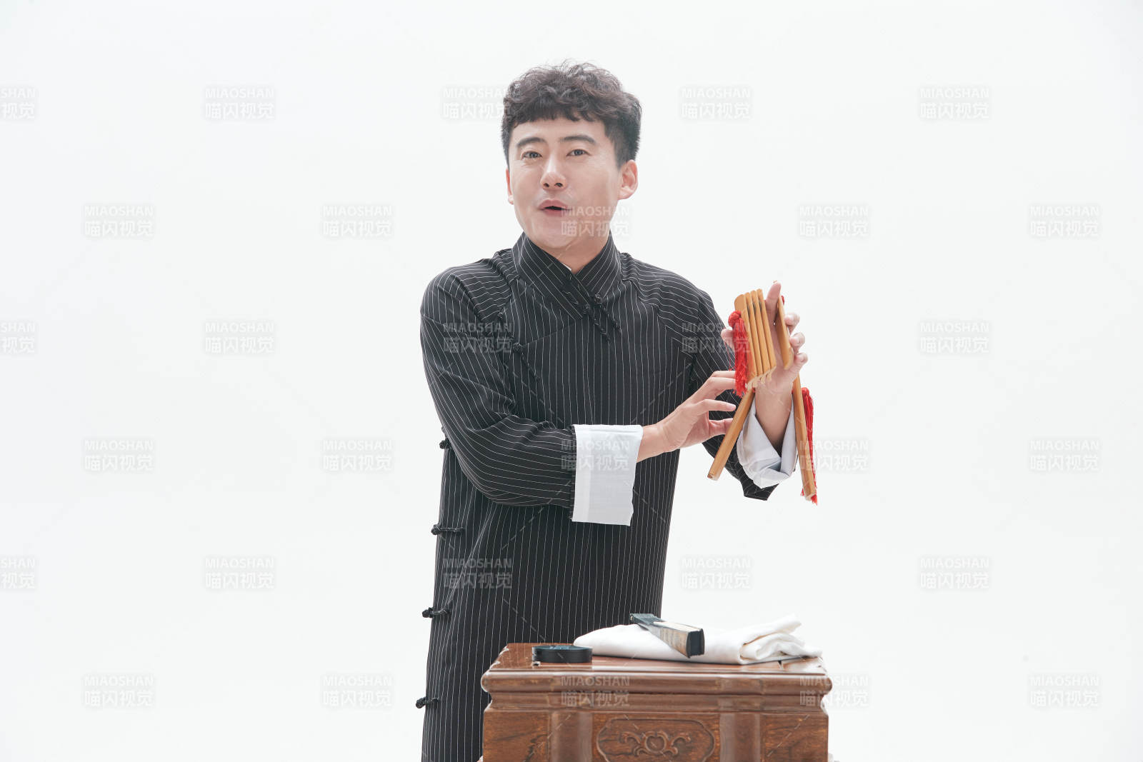 中国传统曲艺竹板书表演艺术形象图片