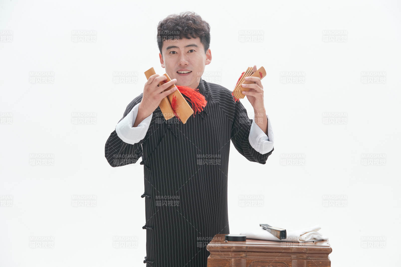 中国传统曲艺竹板书表演艺术形象图片