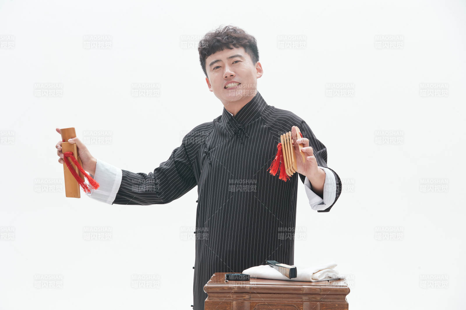 中国传统曲艺竹板书表演艺术形象图片