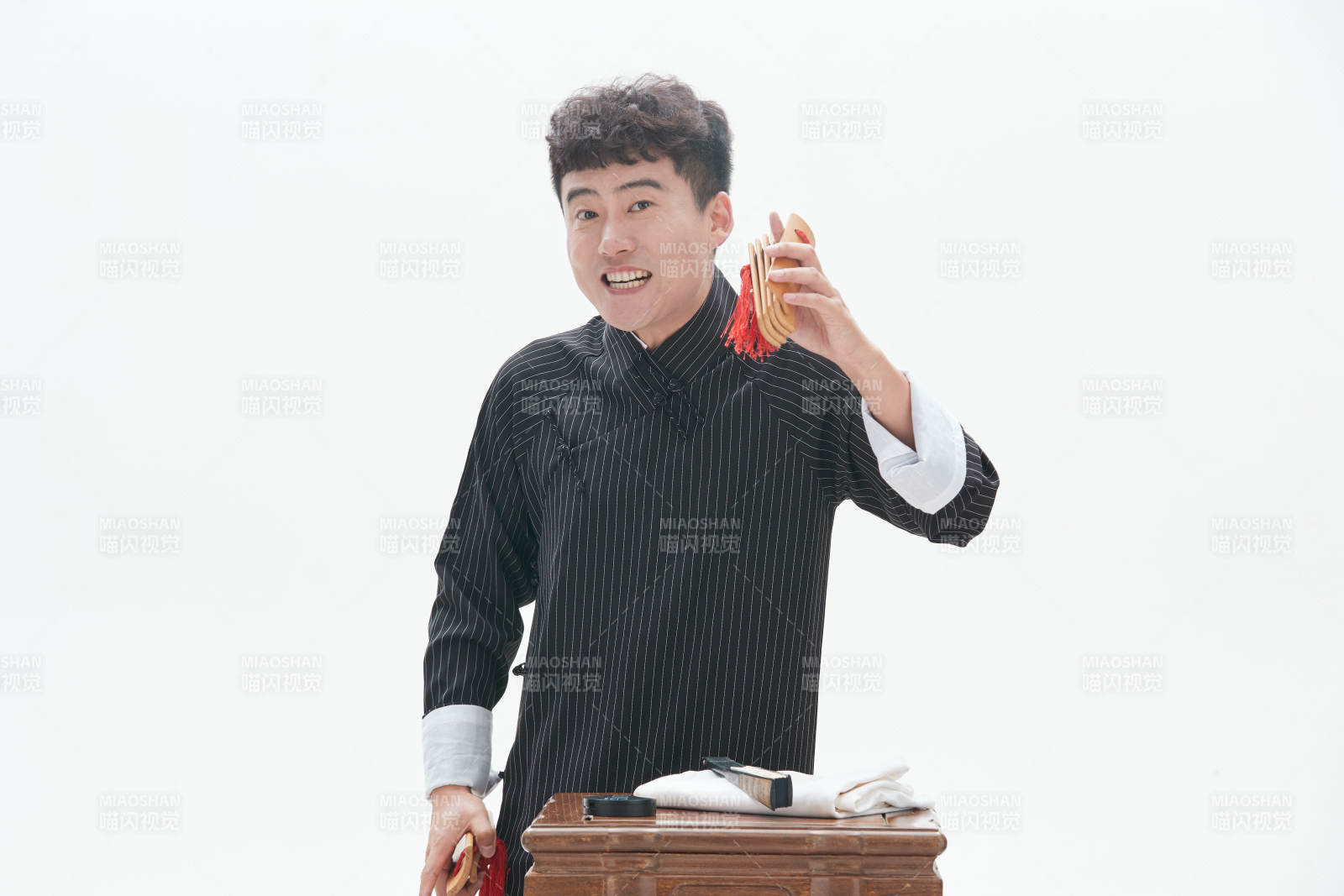 中国传统曲艺竹板书表演艺术形象图片