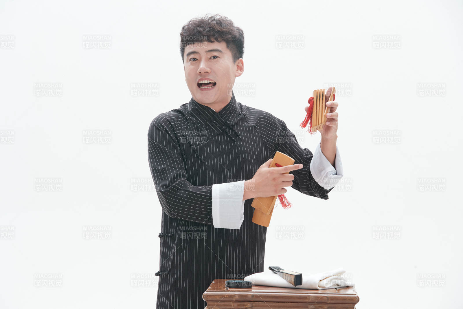 中国传统曲艺竹板书表演艺术形象图片