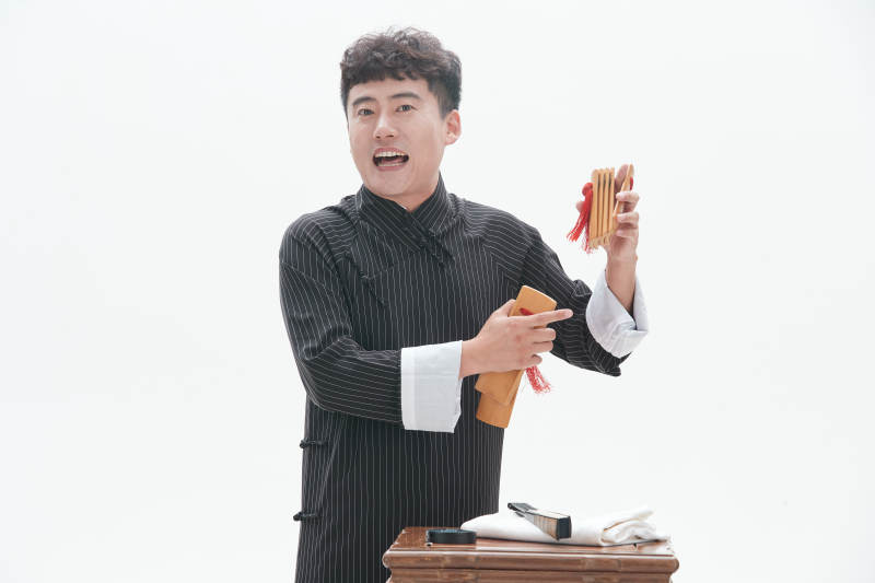 中国传统曲艺竹板书表演艺术形象图片