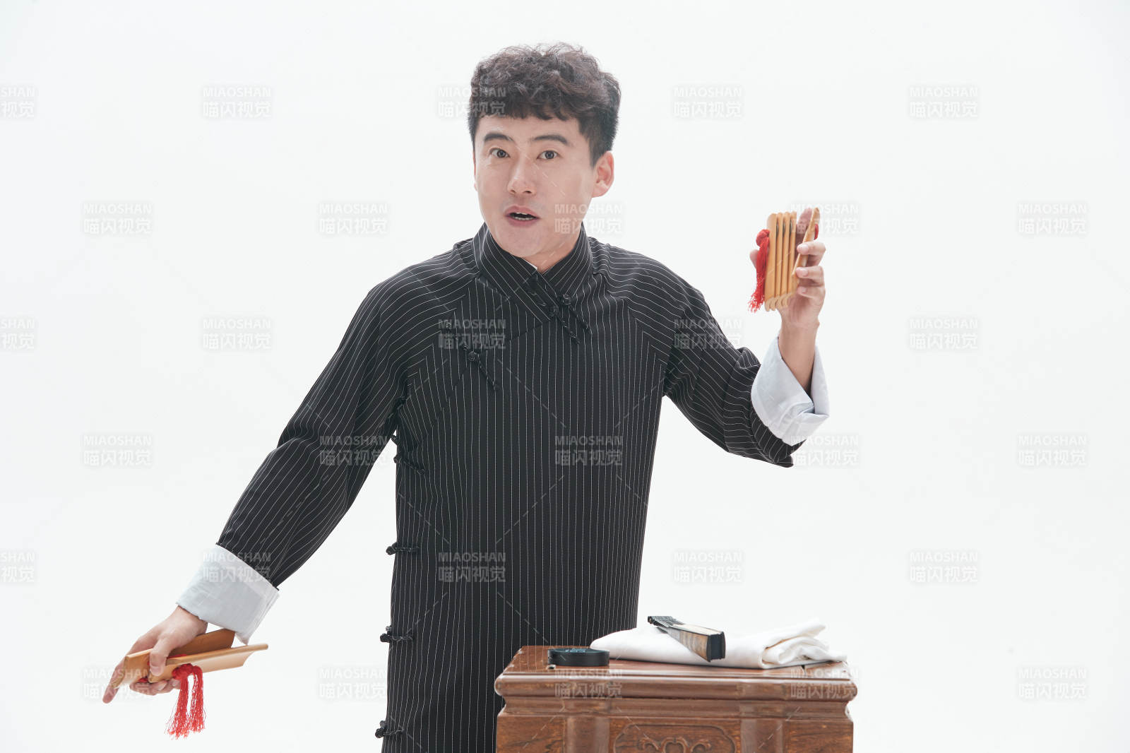 中国传统曲艺竹板书表演艺术形象图片