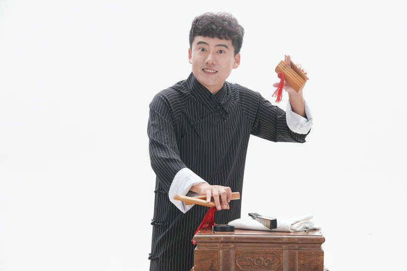 中国传统曲艺竹板书表演艺术形象图片