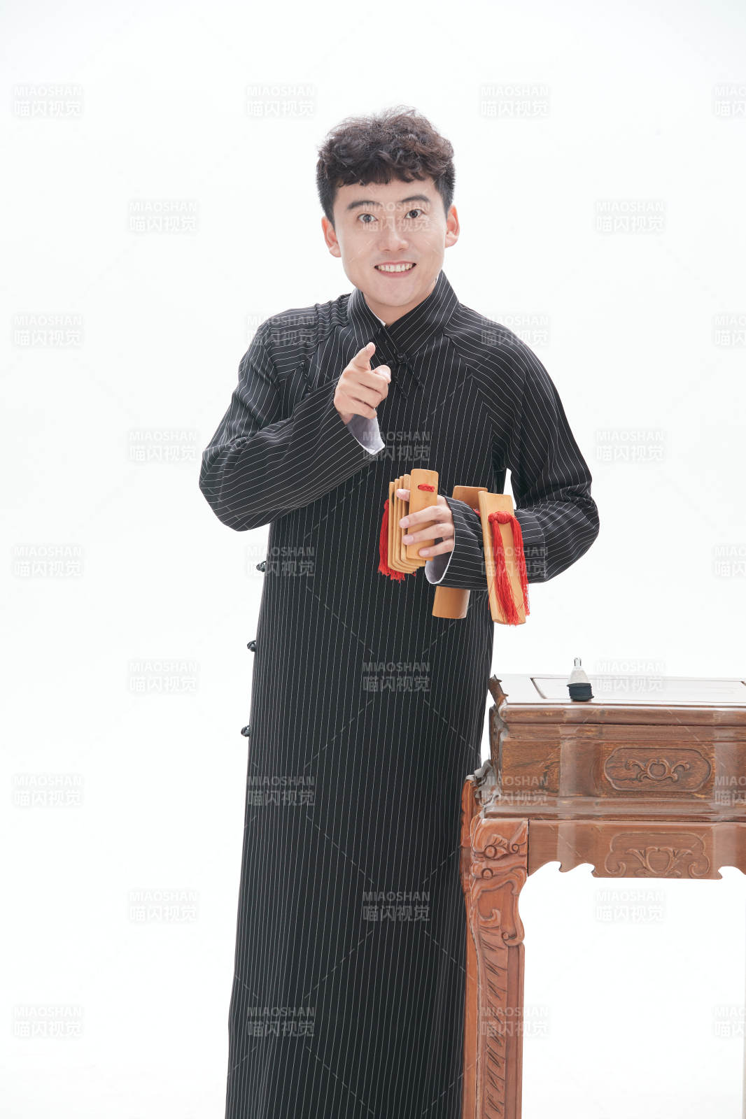 中国传统曲艺竹板书表演艺术形象图片