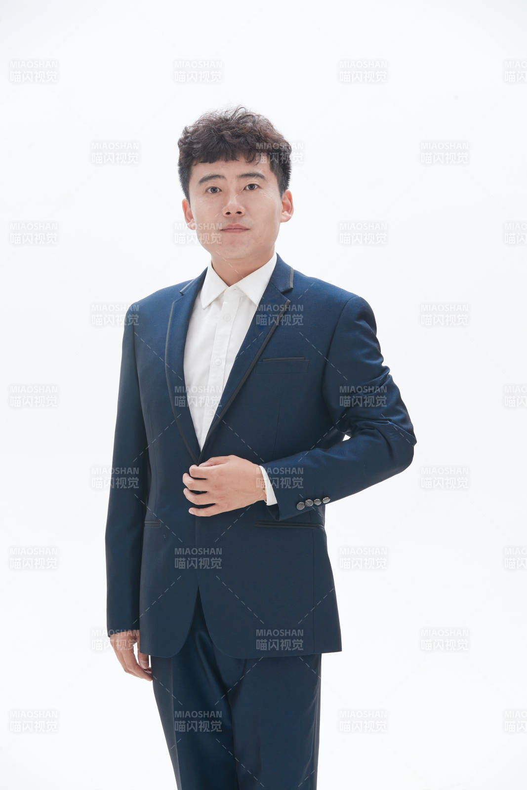白色背景下的商务男士形象图片