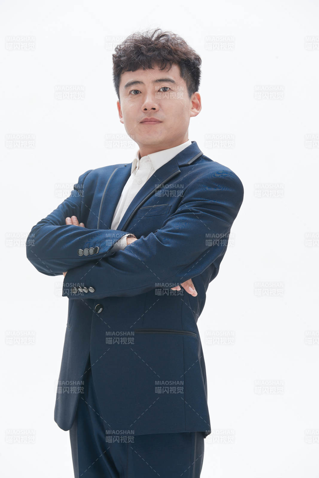 白色背景下的商务男士形象图片