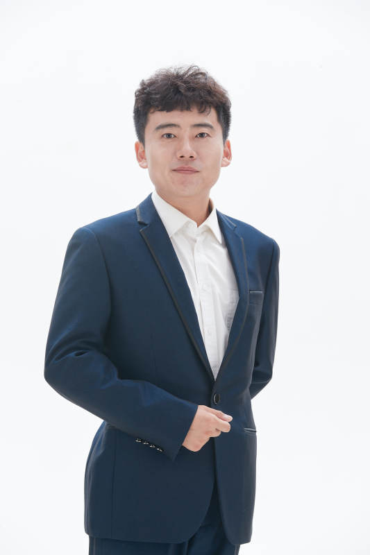 白色背景下的商务男士形象图片