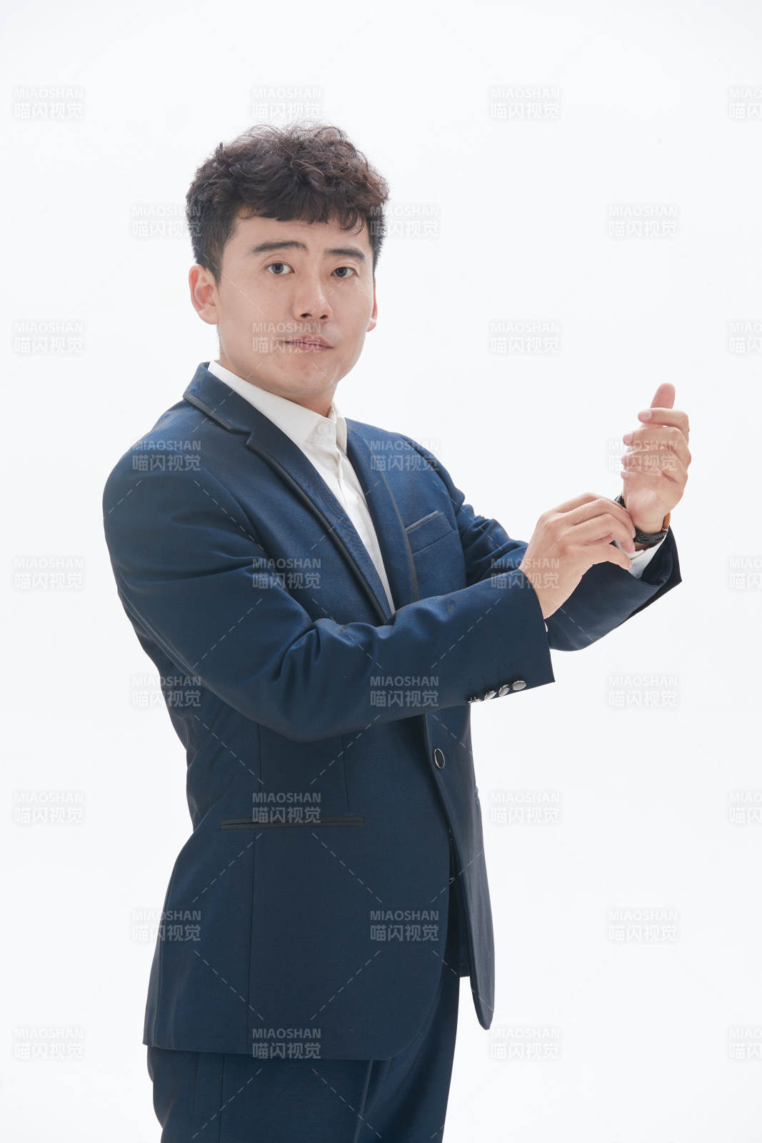 白色背景下的商务男士形象图片