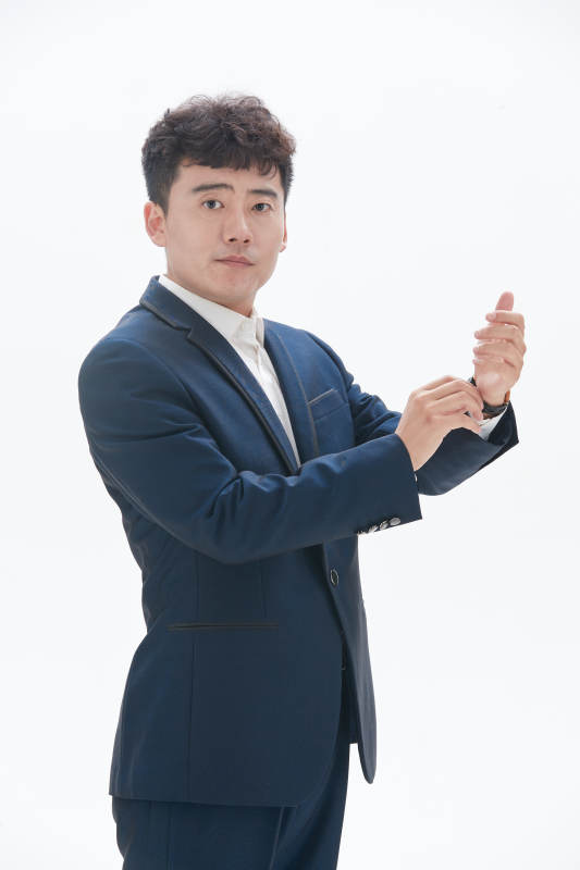 白色背景下的商务男士形象图片