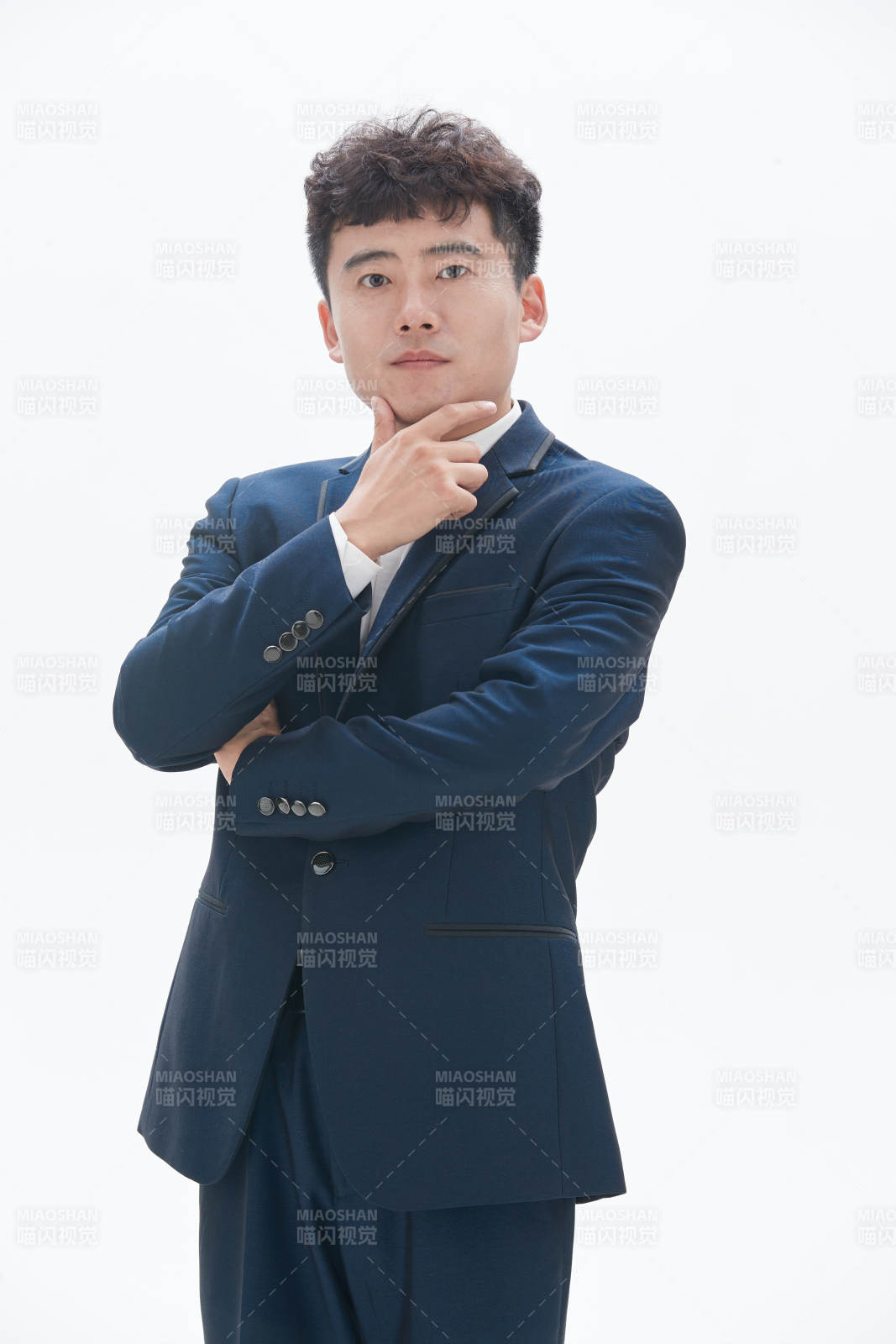 白色背景下的商务男士形象图片