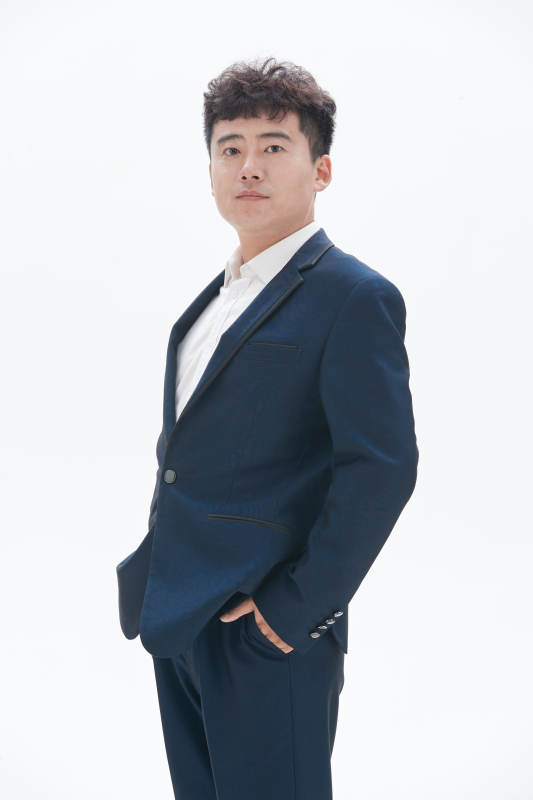 白色背景下的商务男士形象图片