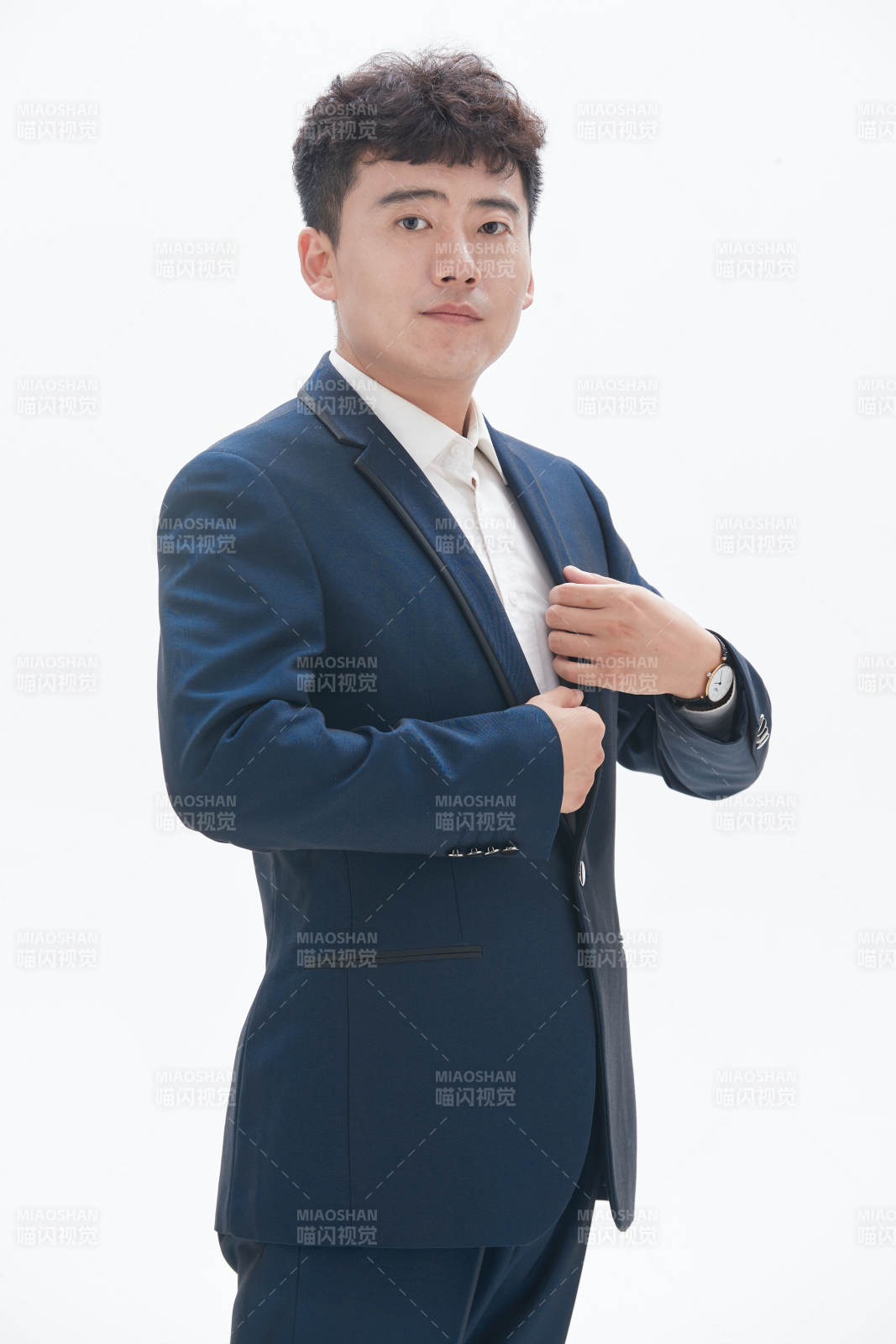 白色背景下的商务男士形象图片