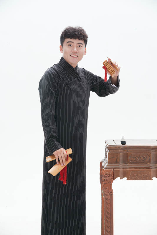 中国传统曲艺竹板书表演艺术形象图片