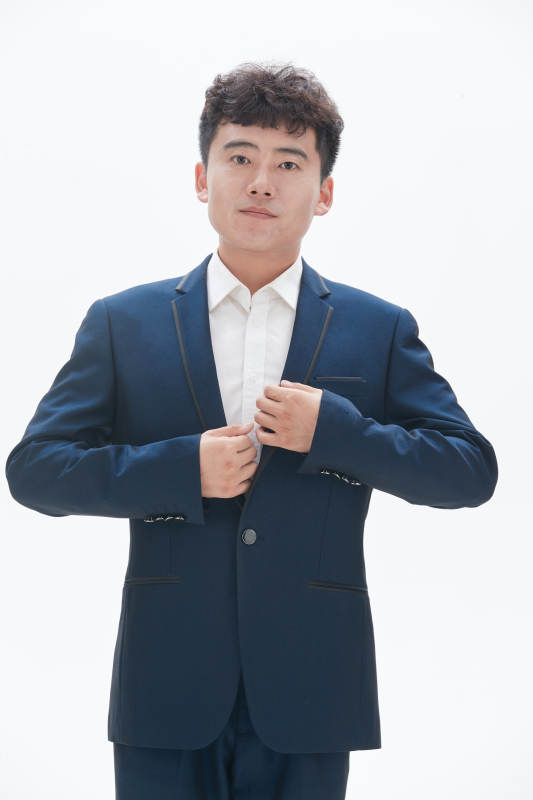 白色背景下的商务男士形象图片