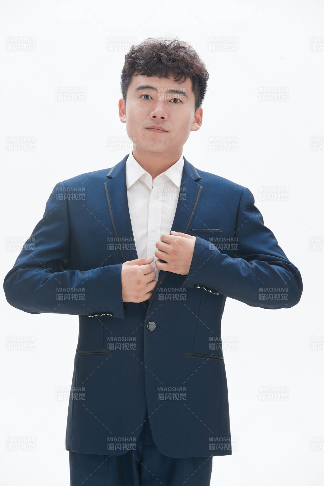白色背景下的商务男士形象图片