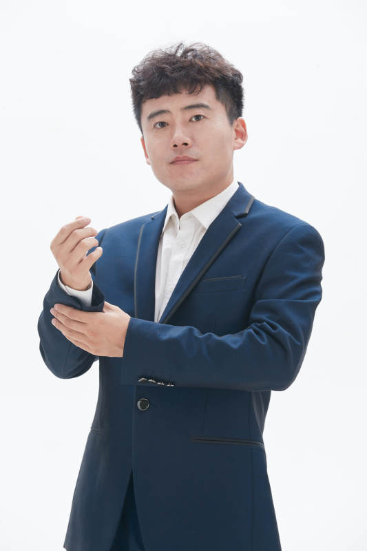 白色背景下的商务男士形象图片