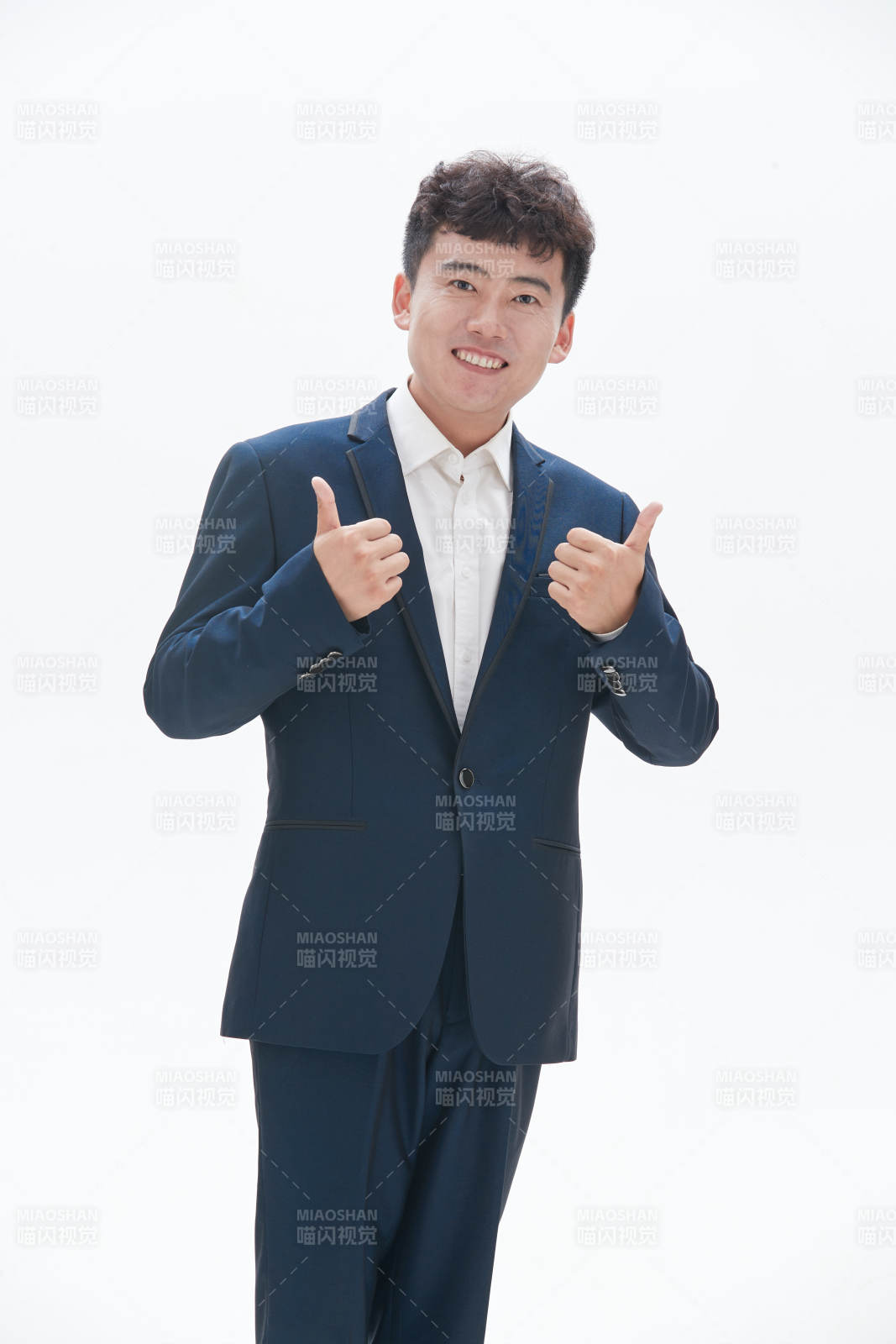 白色背景下的商务男士形象图片