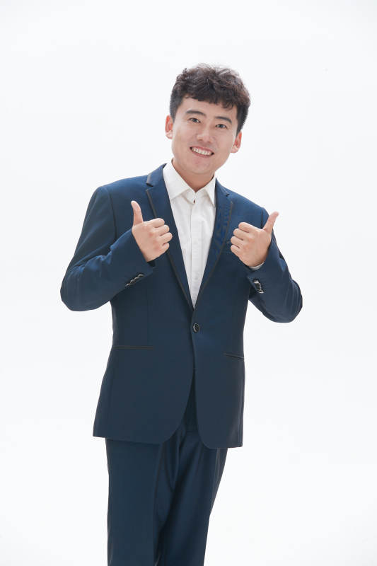 白色背景下的商务男士形象图片