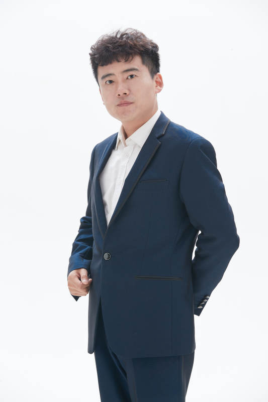 白色背景下的商务男士形象图片