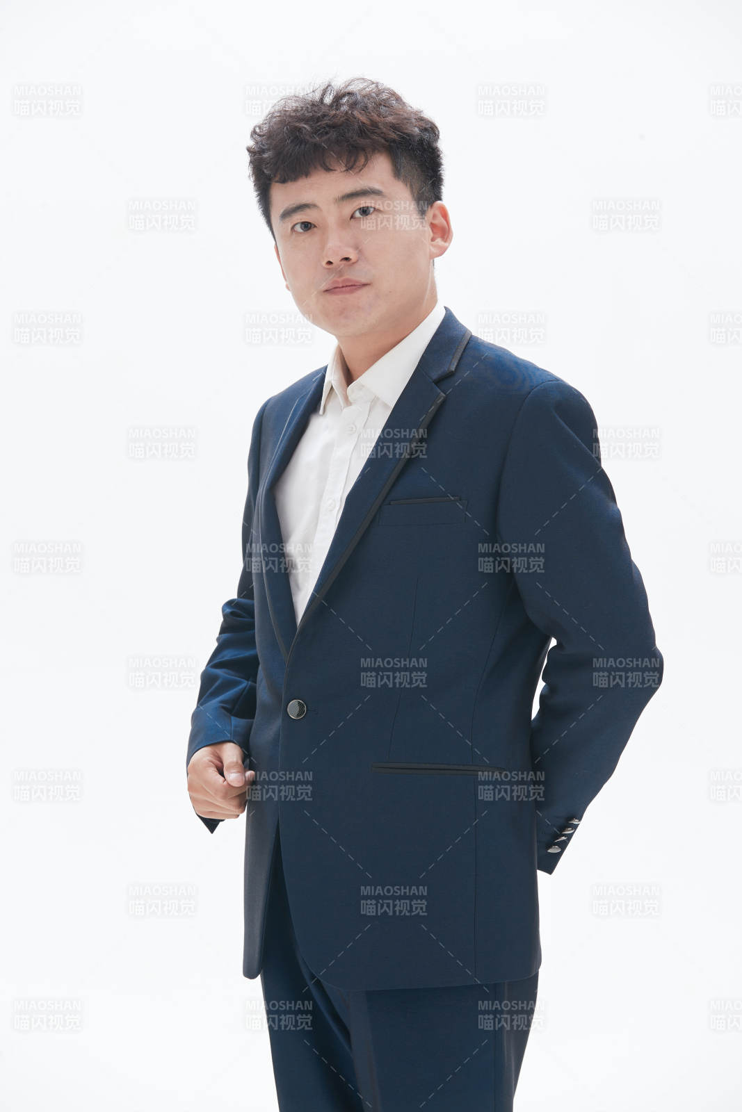 白色背景下的商务男士形象图片