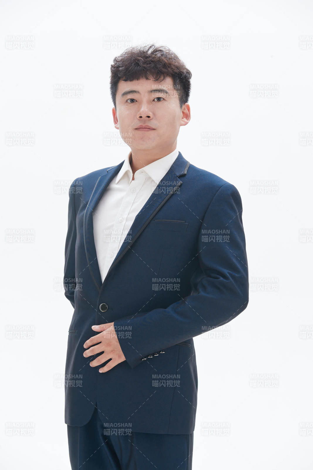 白色背景下的商务男士形象图片