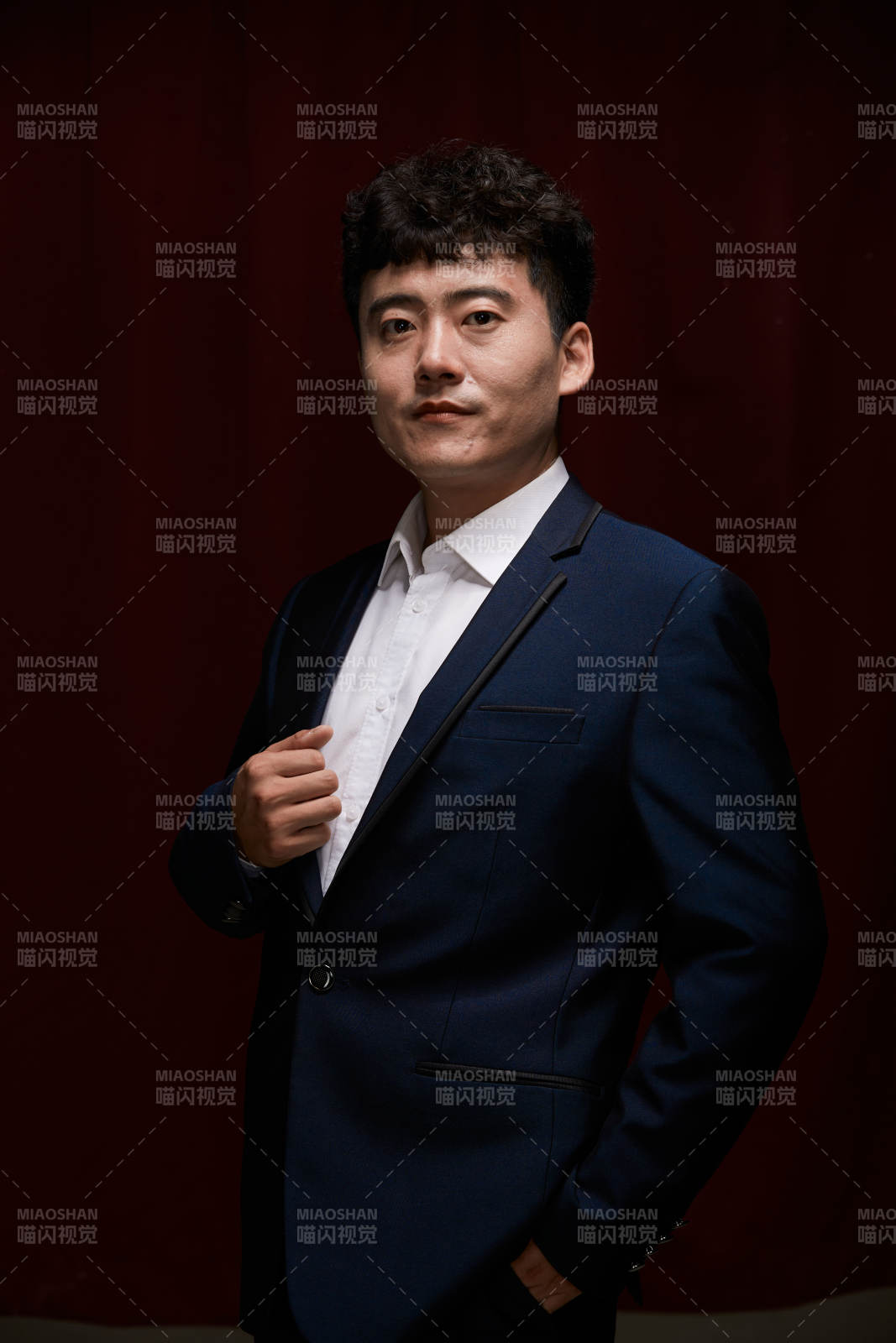 暗色背景下的商务男士形象图片