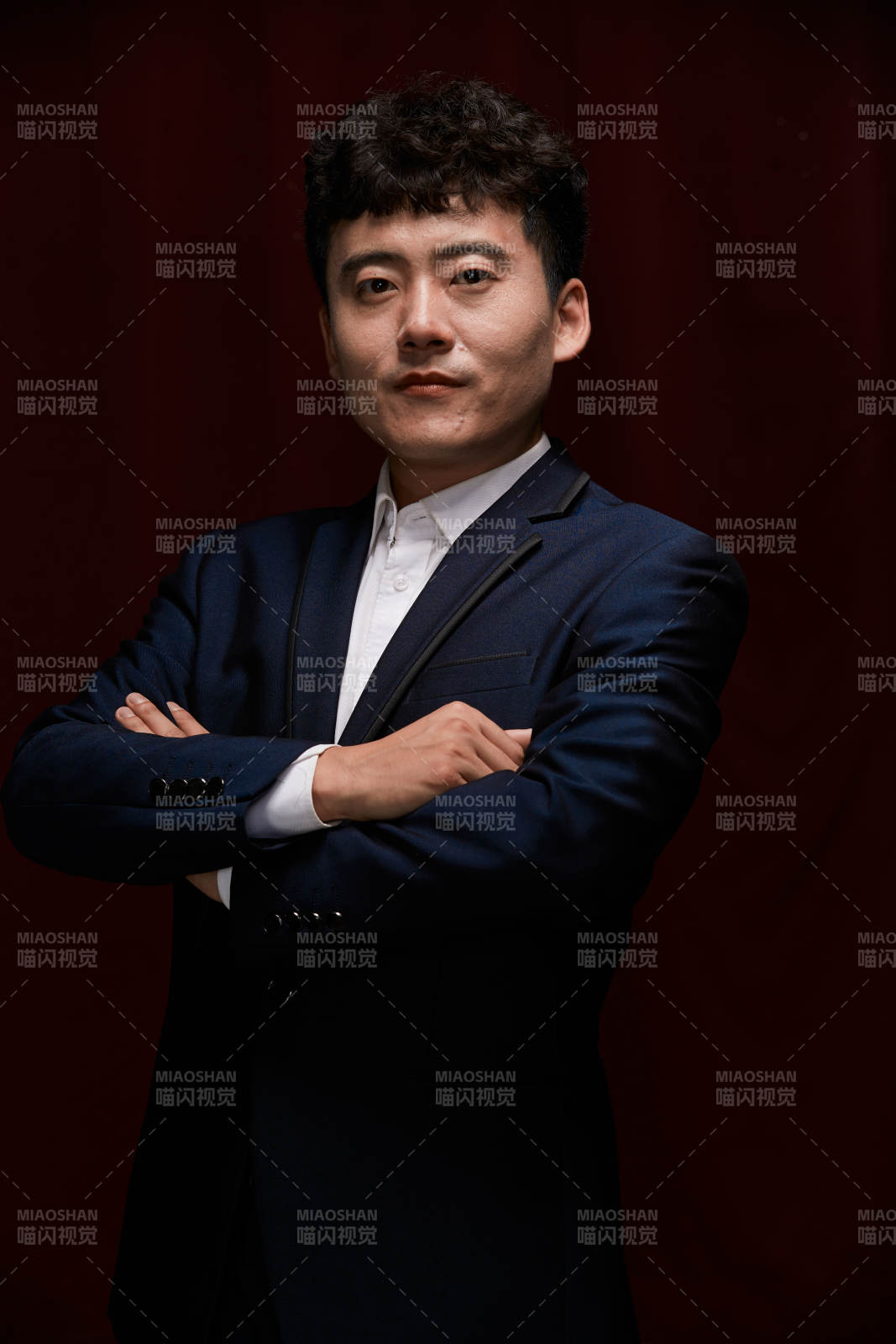 暗色背景下的商务男士形象图片