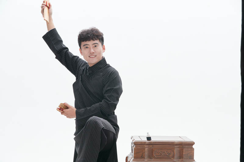 中国传统曲艺竹板书表演艺术形象图片