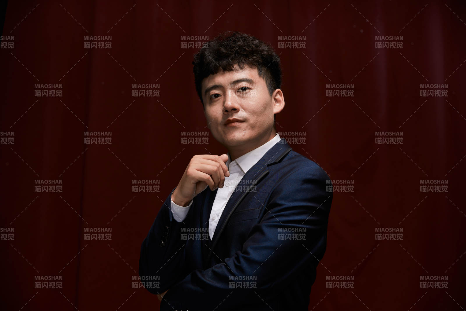 暗色背景下的商务男士形象图片